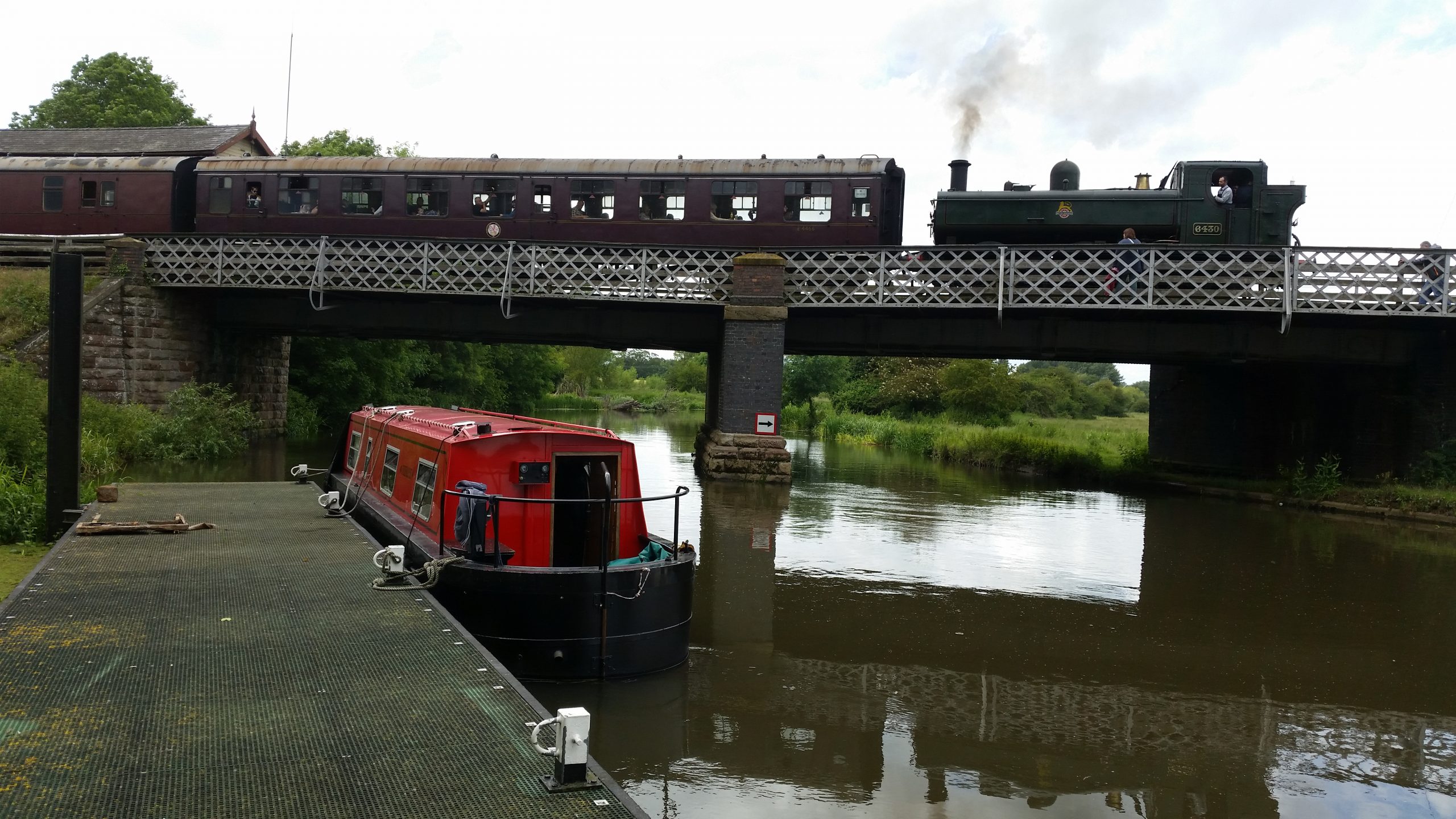 narrow boat being moved from Ely to Banbury